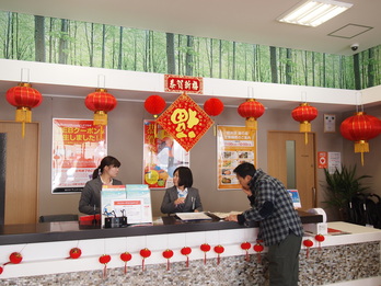 Information center of the Karuizawa Prince Shopping Plaza looks like Chinese hotel reception.